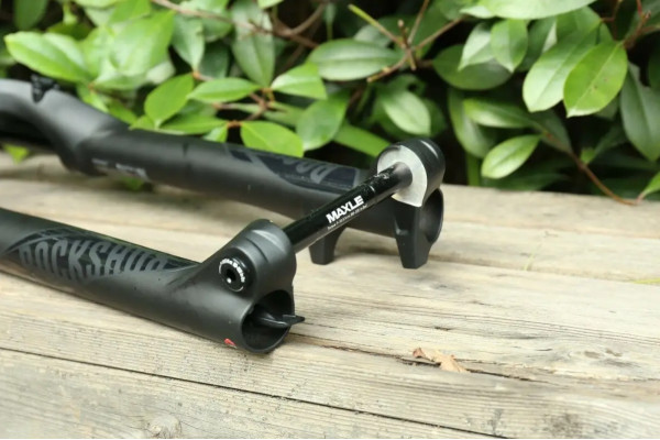 Вилка RockShox Judy Gold RL - Remote 27.5" 9QR 120mm Black Alum Str 1 1/8 42offset Solo Air (includes, Star nut & Right OneLoc Remote) A3 Вилка RockShox Judy Gold RL - Remote 27.5" 9QR 120mm Black Alum Str 1 1/8 42offset Solo Air (includes, Star nut & Right OneLoc Remote) A3
