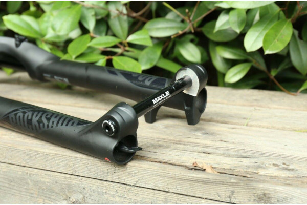 Вилка RockShox Judy Gold RL - Remote 27.5" 9QR 100mm Black Alum Str 1 1/8 42offset Solo Air (includes, Star nut & Right OneLoc Remote) A3 Вилка RockShox Judy Gold RL - Remote 27.5" 9QR 100mm Black Alum Str 1 1/8 42offset Solo Air (includes, Star nut & Right OneLoc Remote) A3